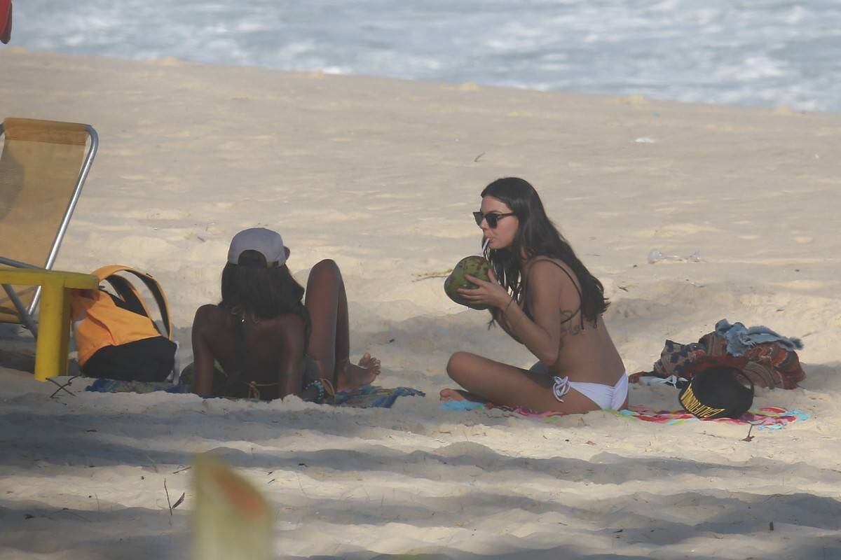 Isis Valverde esteve na praia da Reserva, no Rio
