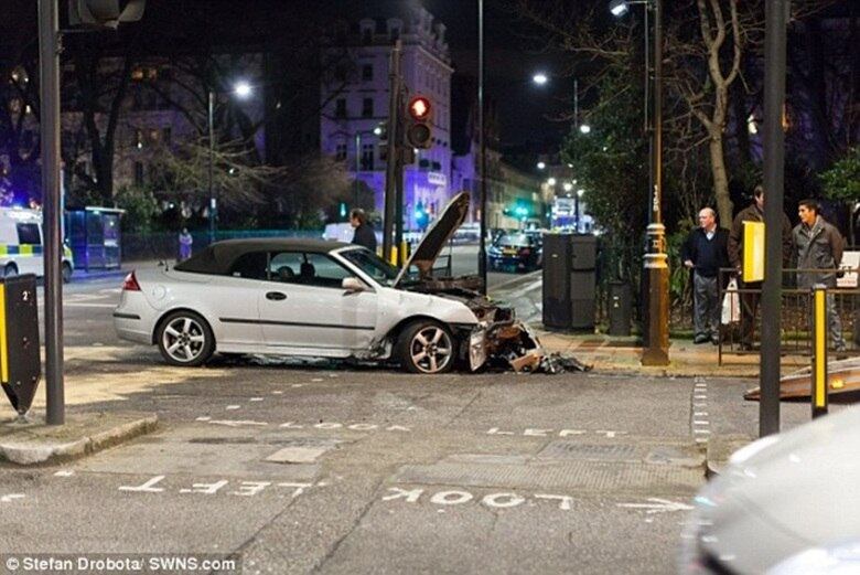 A frente do Saab ficou menos danificado do que a do McLaren