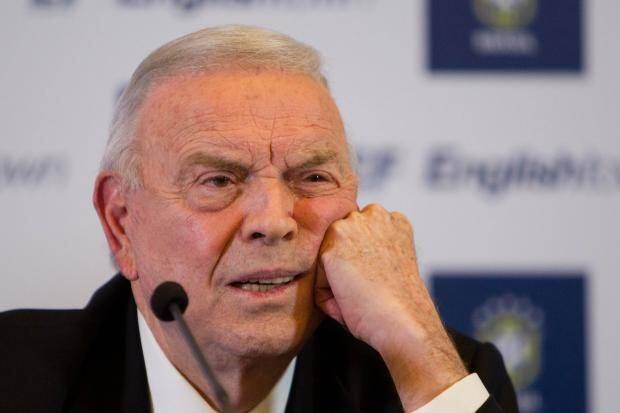 A entidade máxima do futebol brasileiro se manifestou sobre o caso que mudou a classificação do principal torneio do País. A CBF (Confederação Brasileira de Futebol) se isentou de culpa pelo
rebaixamento da Portuguesa — no lugar do Fluminense —, definido após julgamento no Superior Tribunal de Justiça Desportiva (STJD). Alegando irregularidade na escalação do jogador Héverton, da Portuguesa, o tribunal tirou pontos do time paulista e acabou mantendo o Fluminense, rebaixado em campo, na Série A.

No
Marrocos para acompanhar o Mundial de Clubes, o presidente José Maria
Marin se mostrou contrário à interferência judicial na tabela
de classificação do Campeonato Brasileiro