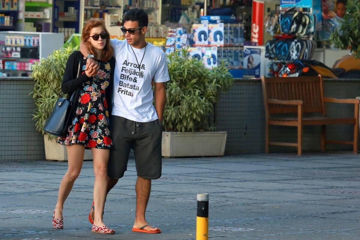 Sophia Abrahão e Sérgio Malheiros, que não assumem romance, são fotografados andando de mãos dadas
