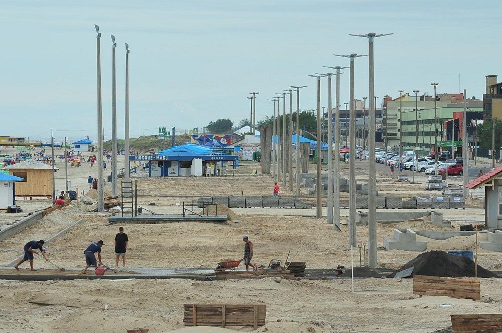 Orçada em cerca de R$ 4,3 milhões, a revitalização da orla de Tramandaí está sendo realizada com recursos do município Crédito: Fabiano do Amaral