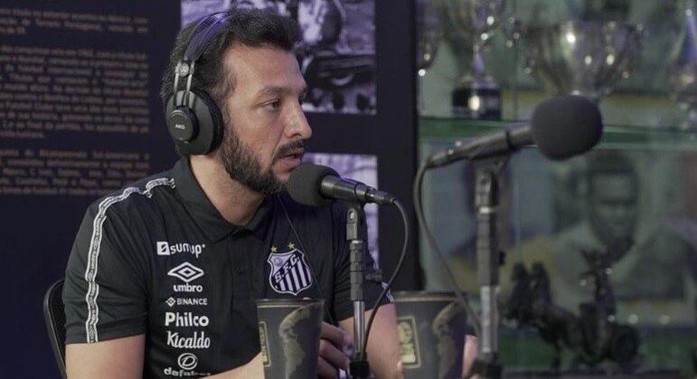Edu Dracena durante entrevista ao Santos Cast com transmissão pelo canal oficial do clube