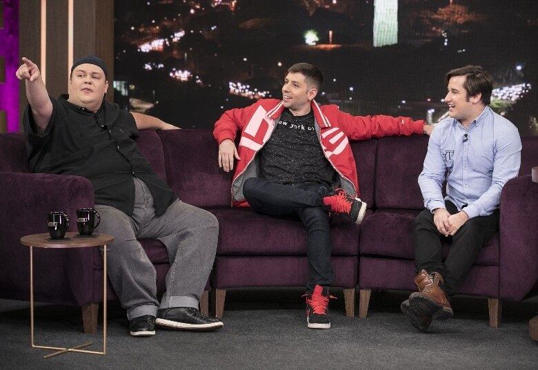 Rogério encarna Faustão e Datena. Já Filipe mostra toda a sua versatilidade ao dar voz à Sabrina Sato, Tony Ramos, Luciano Huck e ao ator Murilo Benício. E Rudy vira os técnicos de futebol Tite e Vanderlei Luxemburgo e o apresentador Raul Gil