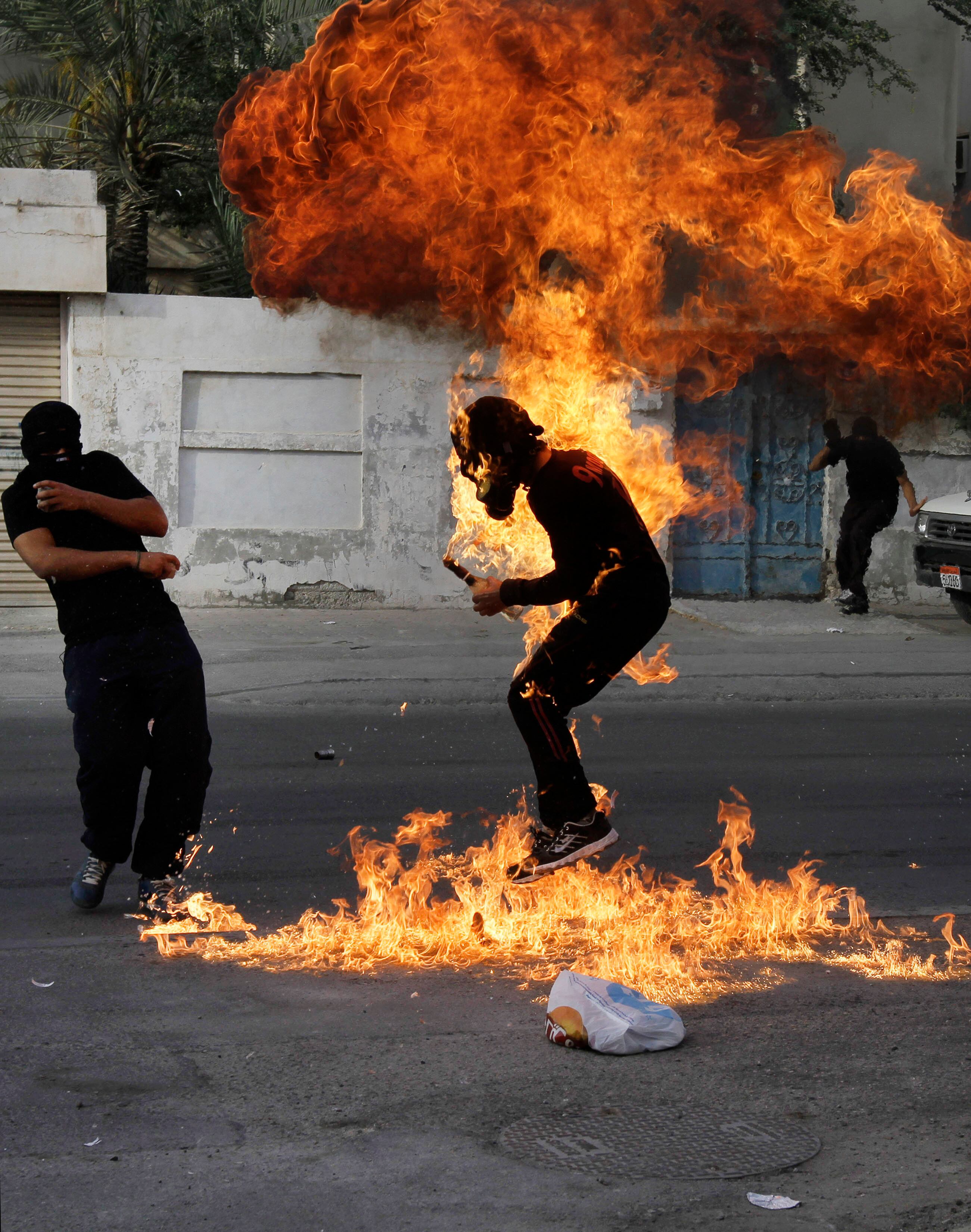 

Uma imagem impressionante está rodando o mundo: um
manifestante anti-governo ficou em chamas durante um confronto com a polícia em
Sanabis, no Bahrein, na quinta-feira (14). O fogo começou depois que um tiro
atingiu a bomba caseira feita com gasolina que ele segurava