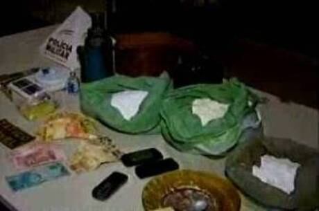 Todo o material apreendido com a dupla presa