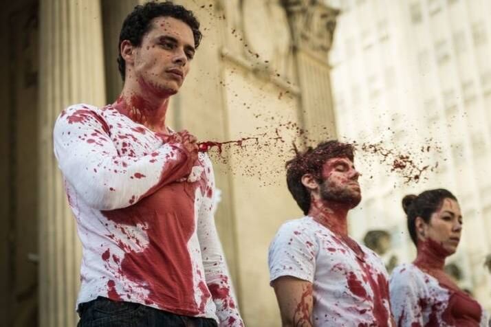 Em agosto de 2013, manifestantes usaram tinta vermelha para simbolizar o sangue derramado no caso Amarildo. De acordo com o Ministério Público, o ajudante de pedreiro foi torturado por cerca de 40 minutos em um pequeno depósito atrás do contêiner da UPP da Rocinha. Além de receber choques elétricos, Amarildo teria sido afogado em um balde e sufocado com saco plástico na boca e na cabeça