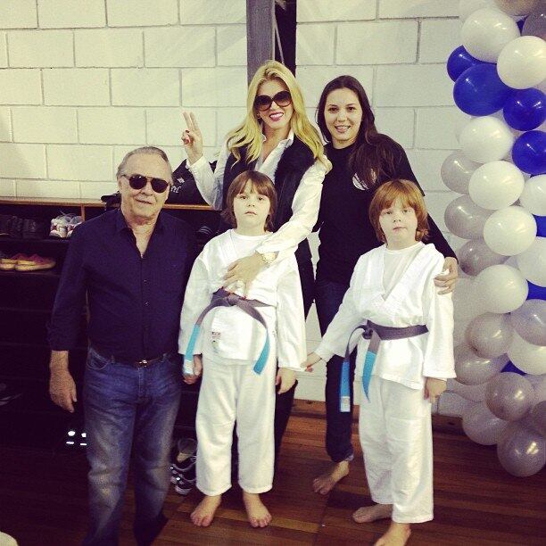 "Família em campeonato", escreveu Val Marchiori em seu Instagram, ao postar uma foto onde ela e o futuro marido, Evaldo Ulinski, aparecem ao lado dos filhos Victor e Eike. Os papais foram prestigiar os meninos em uma competição de judô