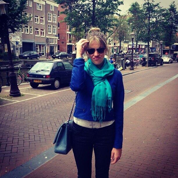 A atriz está na série Pé na Cova, mas aproveitou suas férias para namorar e viajar