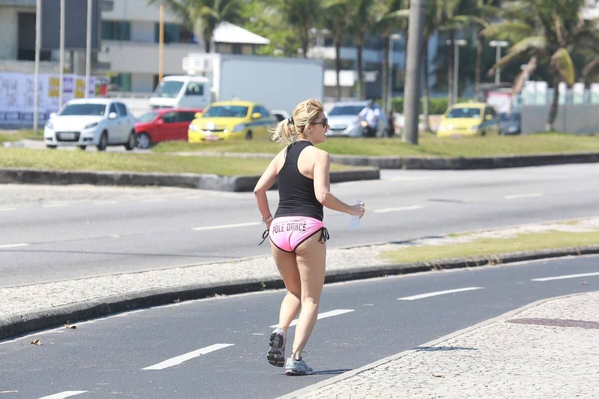 Antônia Fontenelle correu de shortinho nesta terça-feira (2)