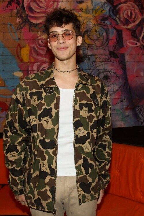 Com visual diferente, mais moderno, o ator posou para os fotógrafos em São Paulo