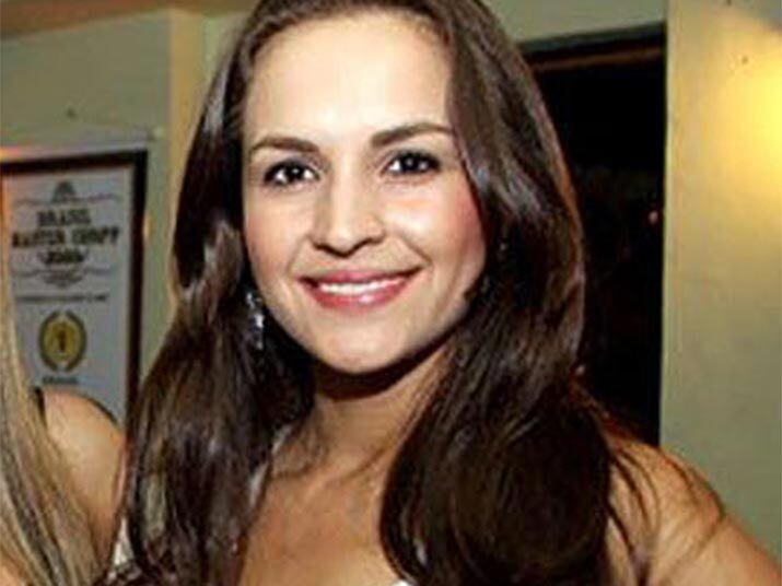 As prisões são resultado de uma investigação que durou um ano. Segundo a Polícia Federal, a cocaína vinha já pronta para o consumo da Bolívia e da Colômbia e entrava no Brasil pelo Paraguai. A modelo fazia parte do esquema e exercia cargo de liderança na quadrilha. Veja na reportagem!

