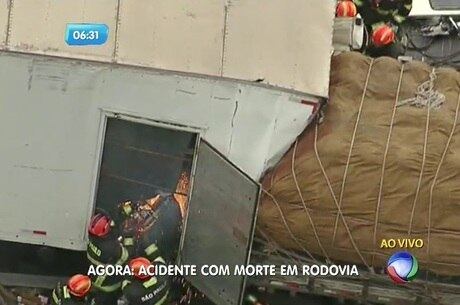 Acidente aconteceu por volta das 5h desta terça-feira (11)
