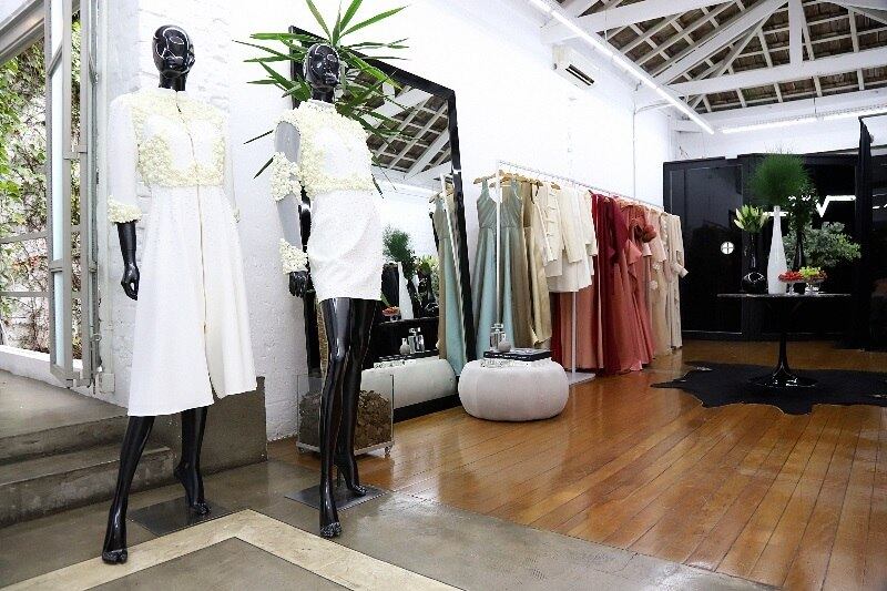 A marca autoral de Vitor Zerbinato é conhecida pela elegância, o luxo com linhas assimétricas e a prévia das novas tendências em suas criações