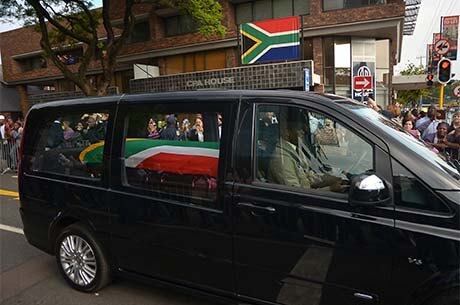 Corpo ficará até sexta-feira na sede do governo da África do Sul