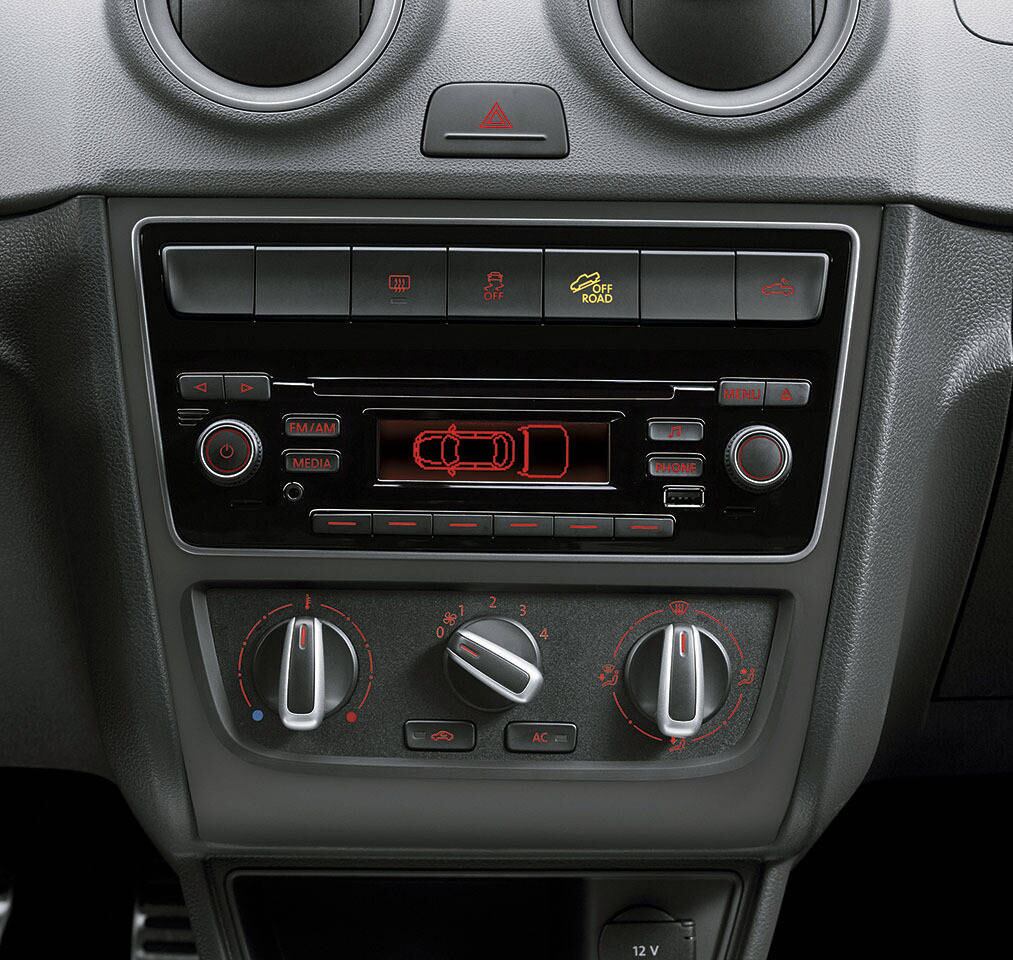 O sistema de som também é o mesmo do Gol e do sedã Voyage, com moldura que imita black piano e um pequeno visor que reproduz gráficos para simular os obstáculos atrás do veículo — quando há sensores instalados