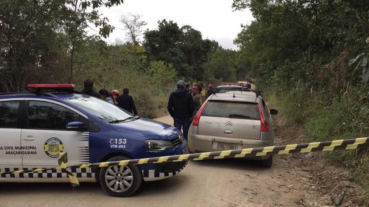 Polícia e GCM isolam o local onde o corpo foi encontrado