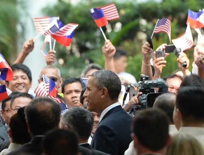 O presidente americano
Barack Obama cumprimenta pessoas com bandeiras das Filipinas e dos Estados
Unidos após a cerimônia de boas-vindas no Palácio Malacanang, em Manila. A
parada nas Filipinas é o último destino de Obama durante sua viagem pela Ásia, que
incluiu Japão, Coreia do Sul e Malásia 