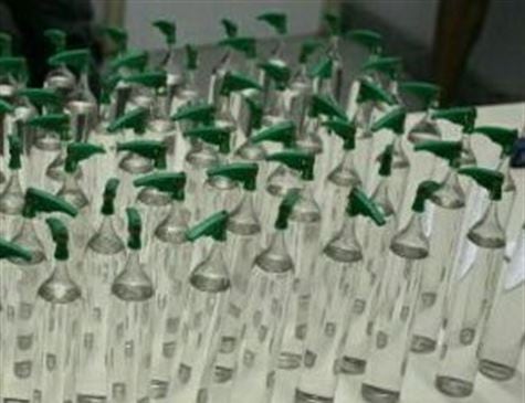 A Polícia Militar descobriu uma casa em que eram estocados mais de 200 litros de lança-perfume