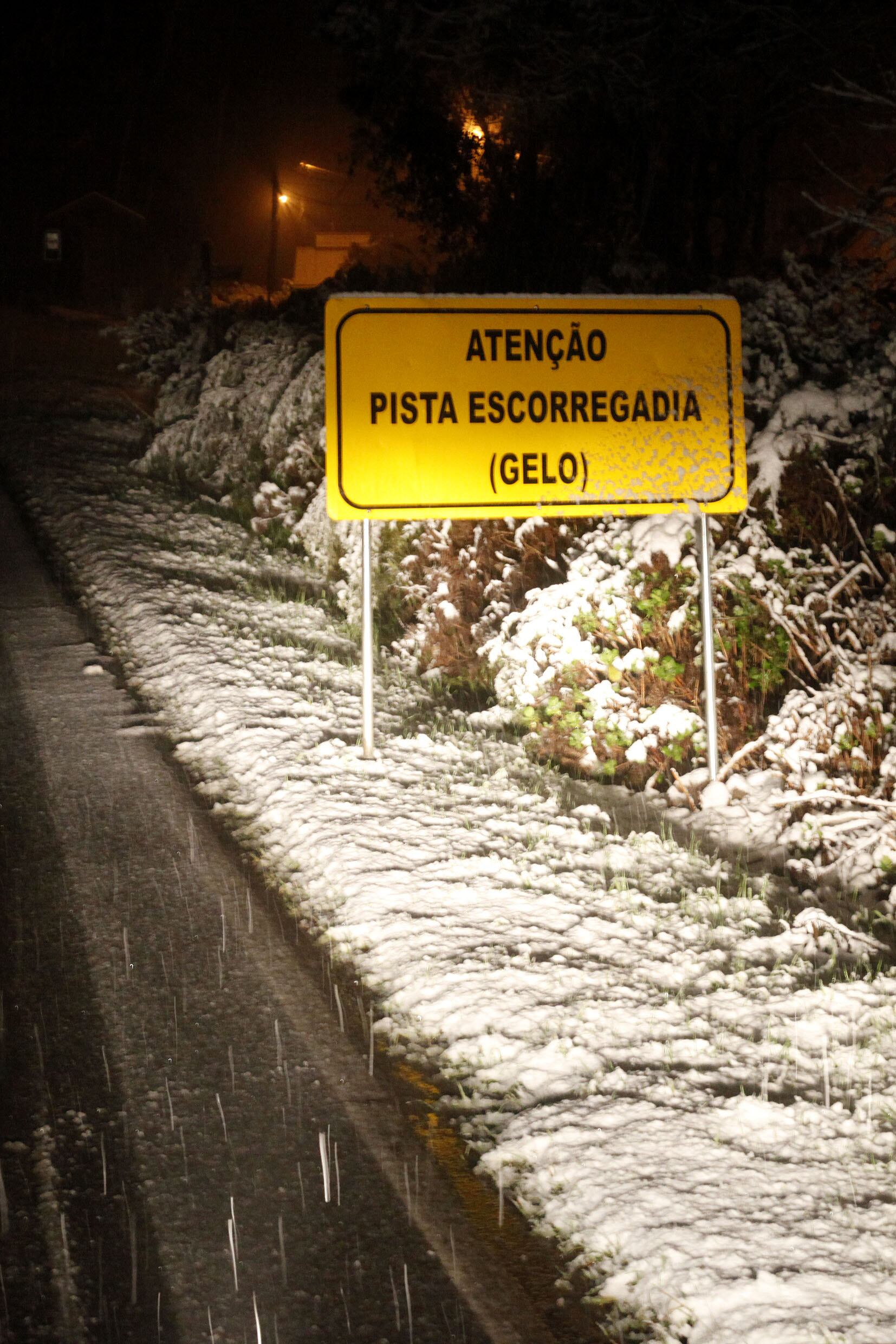A Defesa Civil informou que pelo menos seis estradas gaúchas estavam bloqueadas nesta terça-feira por conta da neve e da chuva que atingiram diversas regiões do Rio Grande do Sul nos últimos dias. A interrupção parcial do trânsito em outros três trechos ocorre pelo acúmulo de neve ou por buracos na pista