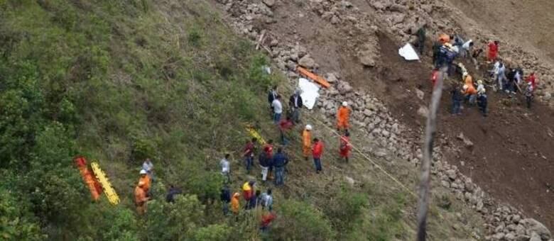 Bombeiros, defesa civil e grupos socorristas trabalham para retirar corpos
