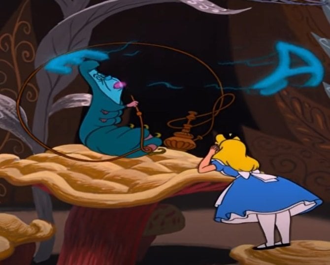 Cena importante número 7: Alice encontra a lagarta, que fica bravo quando alice reclama de seu tamanho, o mesmo da lagarta. Ela vira um borboleta e ai embora, mas antes diz para alice comer um pouco do cogumelo. Alice come e volta ao tamanho original.
