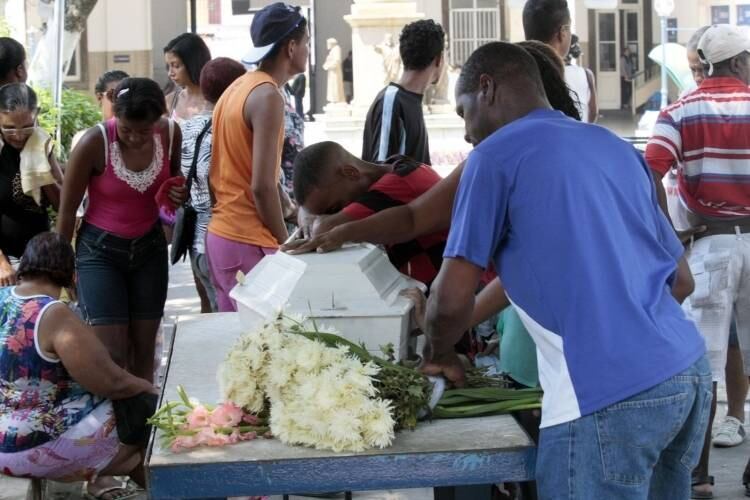 A mãe de Ana Carolina não compareceu ao enterro. Ela deu à luz horas antes do corpo da criança ser encontrado, na última sexta-feira (1º)