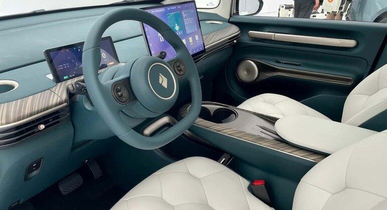 Central multimídia é de 15,6 polegadas