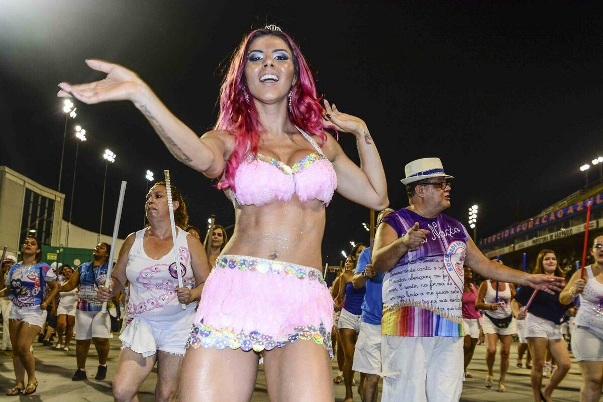 Thaís Bianca desfila no ensaio técnico da Rosas de Ouro, em São Paulo