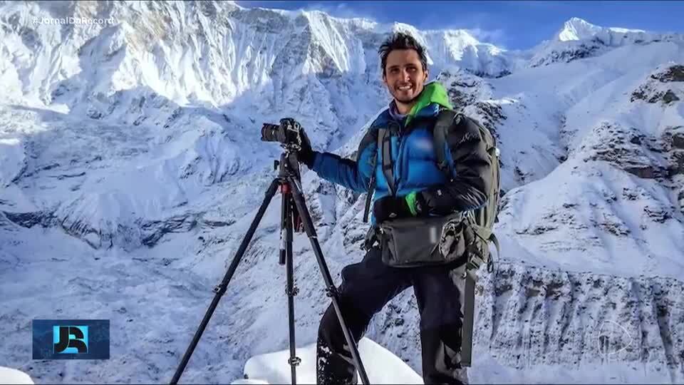 Corpo do fotógrafo Edson Vandeira é resgatado da montanha onde ele desapareceu, no Peru