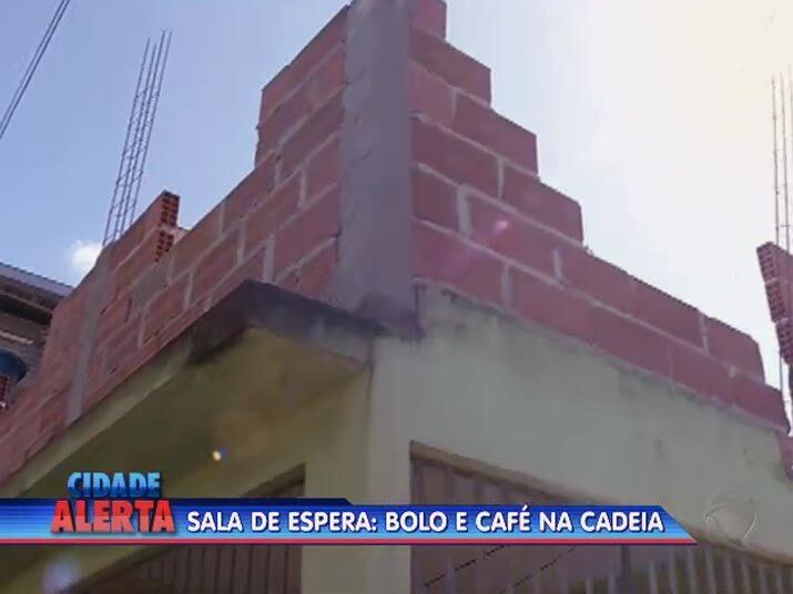 O crime aconteceu na casa da ex de Adriano, residência que foi construída por ele durante o tempo em que ficaram casados. O homem foi até o local buscar o filho de cinco anos quando encontrou o namorado da ex, um motorista de 32 anos, que fazia uma reforma na laje da casa. Assista ao vídeo
+ Quer ver tudo o que rolou no Cidade Alerta? Veja a íntegra no R7 Play