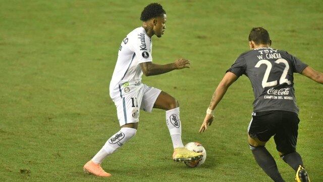 Marinho tentou criar, mas foi muito caçado em jogo da Libertadores