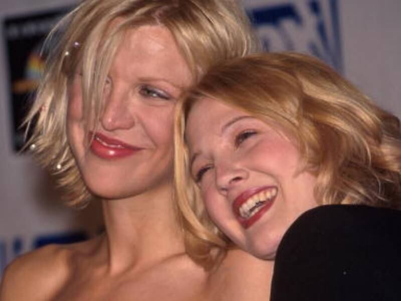 Courtney Love e Drew Barrymore

Drew é até madrinha de Frances Bean Cobain, filha de Kurt e Courtney 

