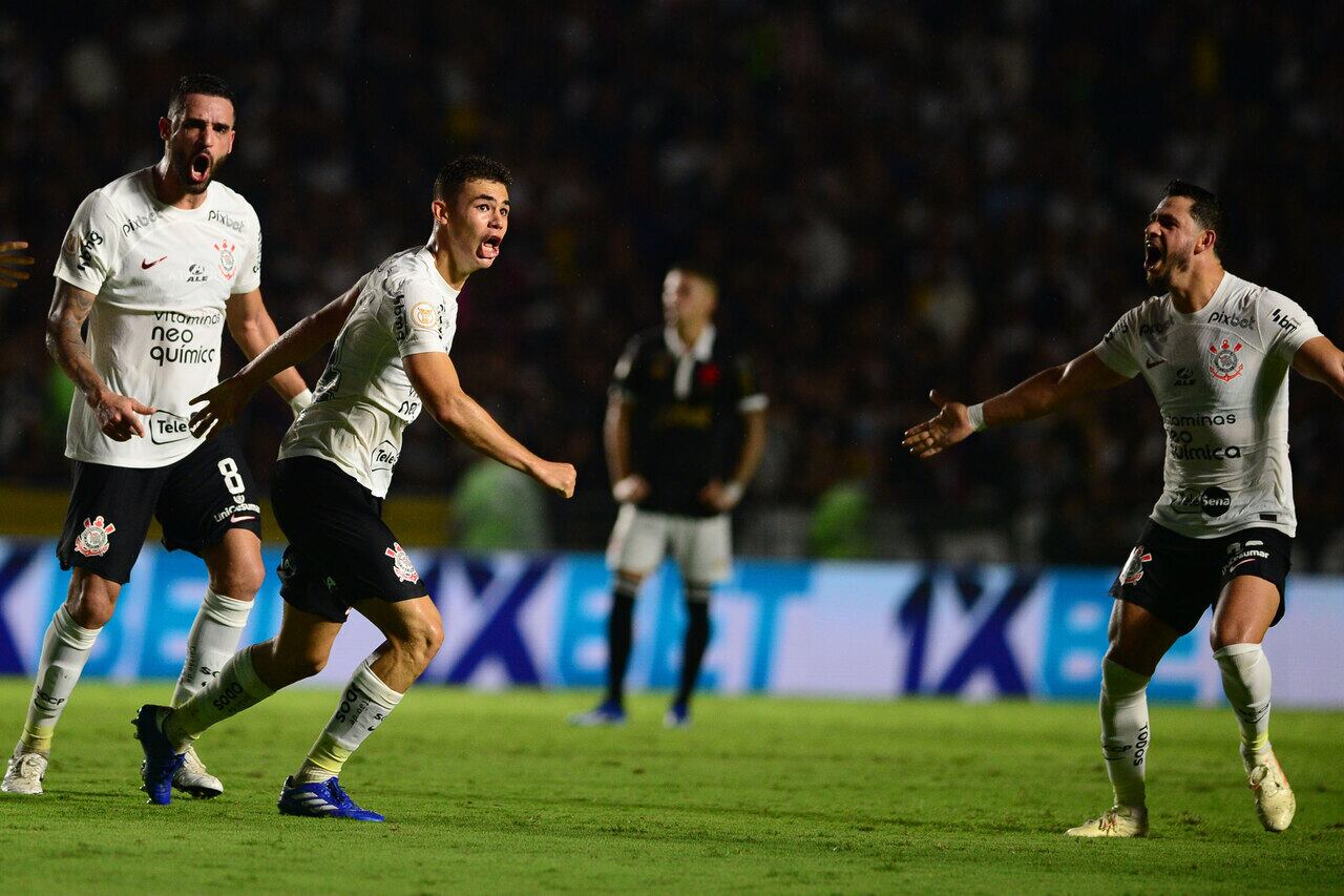 Aos 16 minutos do segundo tempo, o volante Gabriel Moscardo, de apenas 18 anos, arriscou de fora da área e virou a partida para o Corinthians. Na imagem, Renato Augusto e Giuliano ficaram eufóricos com o gol do garoto