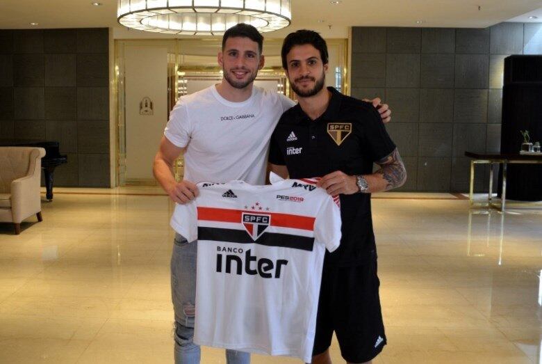 Calleri recebeu uma camisa do São Paulo das mãos do volante Hudson