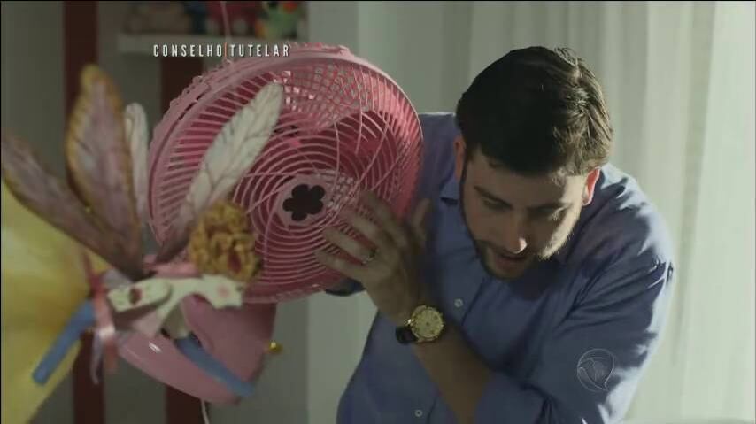 Ele se irritou com o choro da filha recém nascida e chegou a colocar a mão da menina no ventilador. Os conselheiros descobriram as agressões e embora Davi negasse, obtiveram o mandato para resgatar a menina

+ Aprenda a música exibida na vinheta de Conselho Tutelar

+ César e Sereno investigam caso de menina abusada por familiares


+ Veja imagens chocantes das cenas de violência infantil exibidas em Conselho Tutelar

