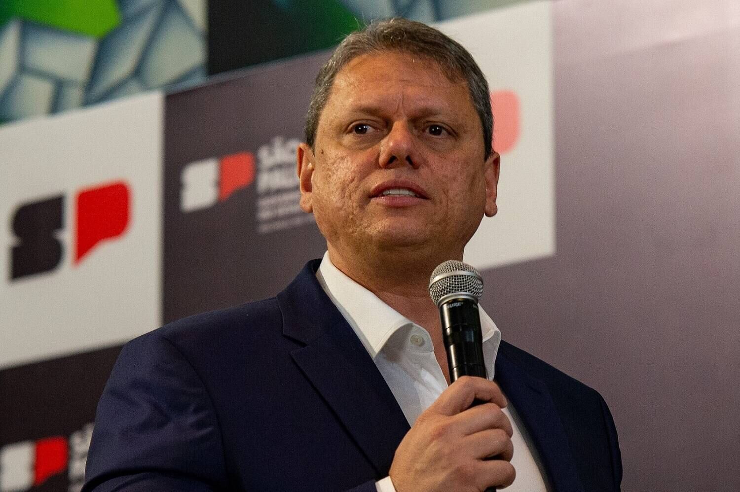 O governador Tarcísio de Freitas (Republicanos) afirmou na terça-feira (28) que os funcionários do Metrô, da CPTM e da Sabesp que não cumpriram a decisão judicial que pedia o funcionamento de ao menos 80% do sistema de transporte serão punidos