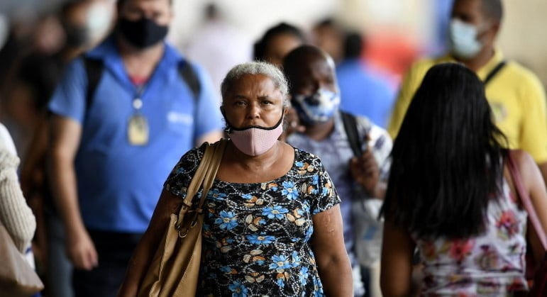 Idosos, imunossuprimidos, crianças e não vacinados devem manter uso de máscara
