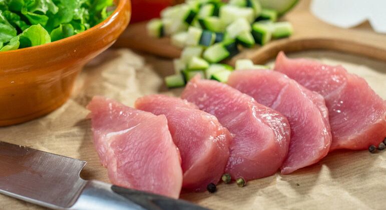 De carne mais magra que a do frango, o peru também contribui para uma sensação maior de saciedade. “As proteínas do peru nos trazem uma sensação de plenitude depois da refeição. Além disso, nosso corpo precisa de proteínas para formar e manter os músculos", lembra a nutricionista Inmaculada Luengo, segundo a agência EFE