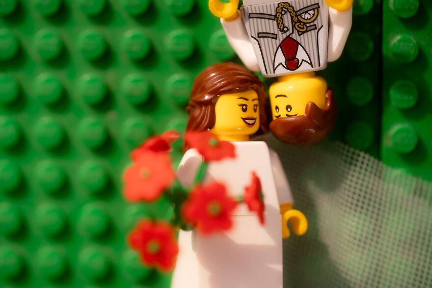 Um fotógrafo britânico encontrou um jeito um tanto inusitado de continuar fazendo o que ama durante a quarentena. Chris Wallace, que é especializado em casamentos, simplesmente realizou uma cerimônia entre os brinquedos de Lego que tinha desde a infância e fez um incrível álbum de fotos do 'evento'