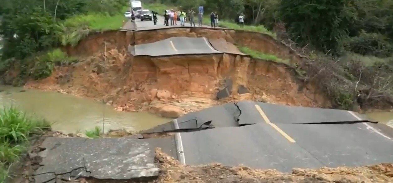 Cratera aberta em estrada no Pará