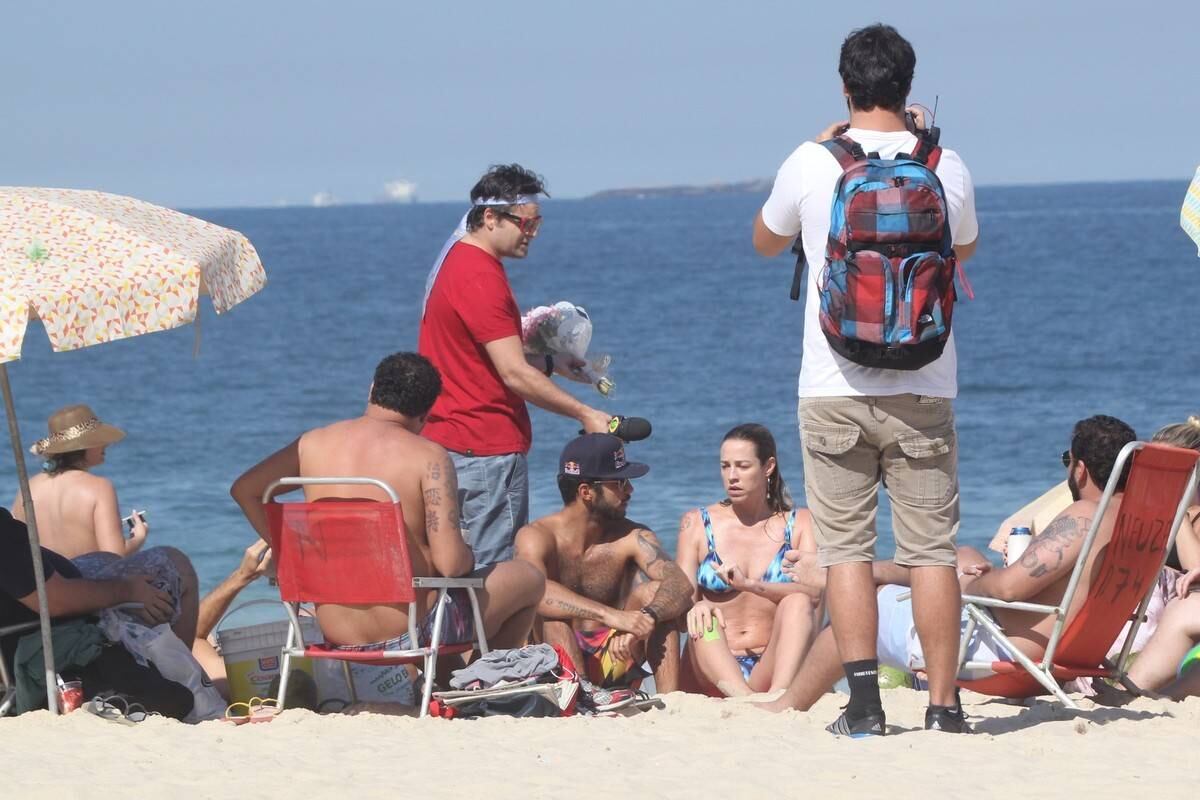 Luana Piovani sendo abordada por Vesgo na praia
