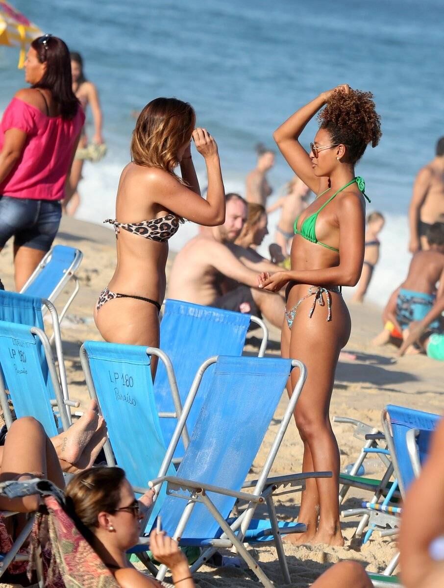 Sheron Menezes exibe corpão em dia de praia com os amigos no Rio de Janeiro