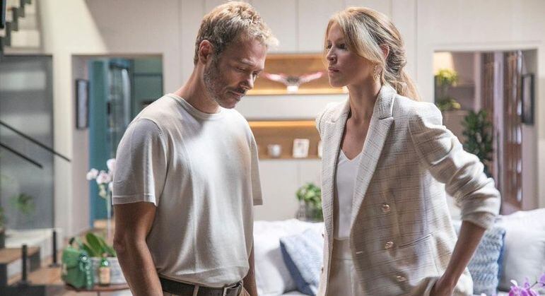 Júlio e Heloísa olham para o rolo entre eles de uma forma diferente