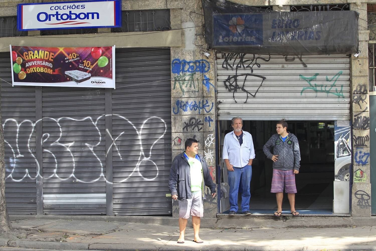 Ontem, dois menores de idade foram apreendidos suspeitos de mandar comerciantes fecharem as portas.
