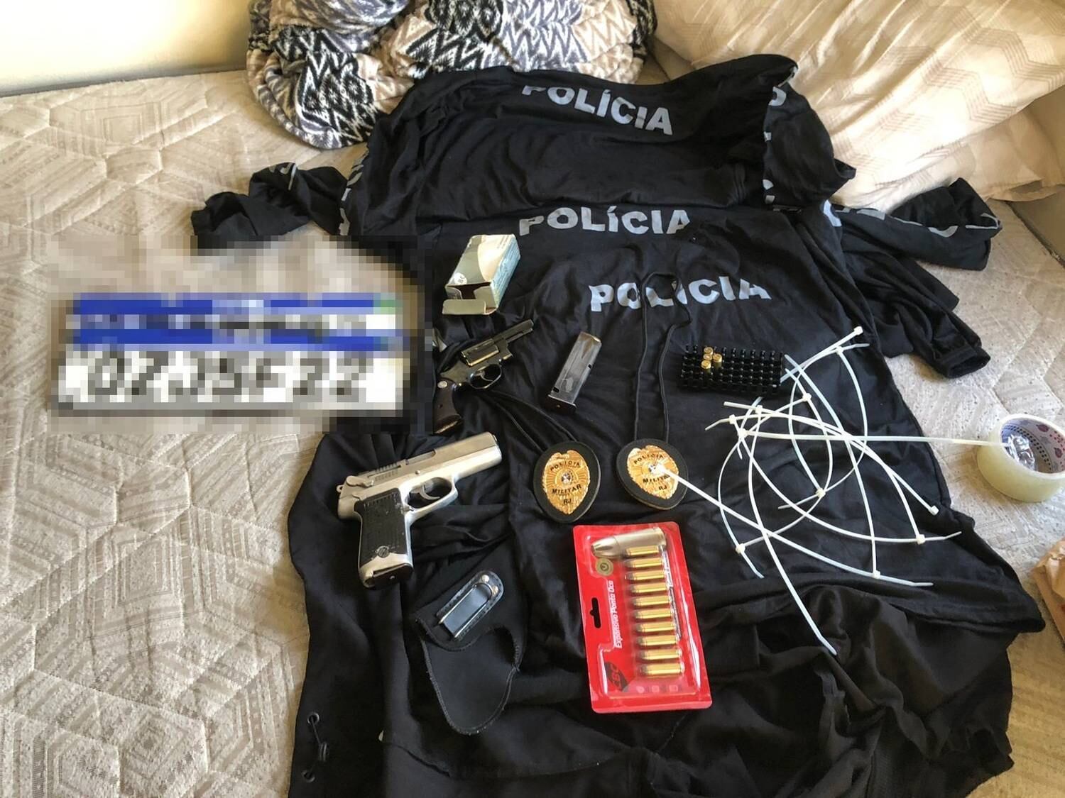 Homem tinham camisas e distintivos semelhantes aos da PM