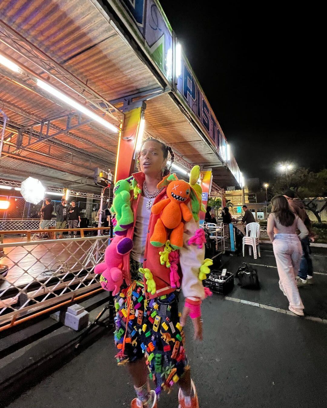 No clipe da música S de Saudade, Vitão ousou ainda mais e surpreendeu ao aparecer com uma roupa repleta de ursinhos de pelúcia, todos em neon