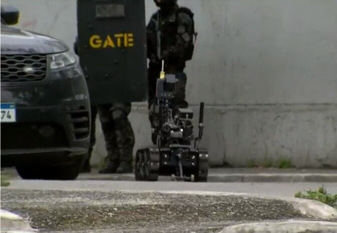 "Nesse caso de sequestro com reféns, o carro era blindado e o cara estava armado, então a gente utilizou o robô porque não tem esse perigo da troca de tiros, do homem abrir a porta e agredir um policial", explicou Amorim, que esteve no local do crime ocorrido na manhã de sexta-feira (21)
