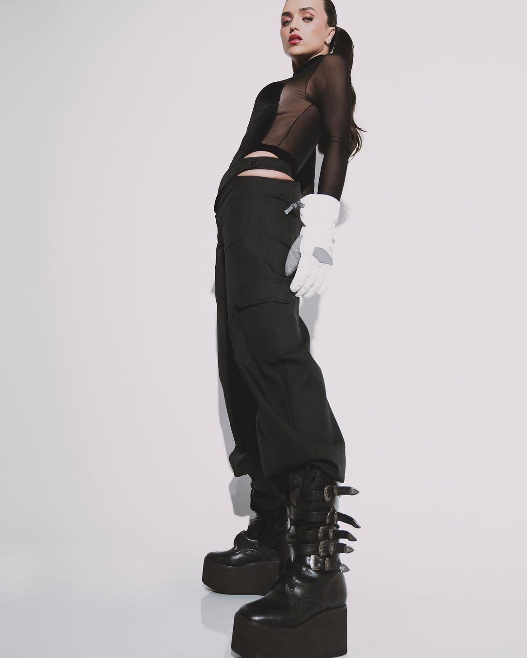 Em um ensaio fotográfico, Rafa Kalimann apareceu com um look 'all black', que contou com uma blusinha de tule que escondeu os seios da apresentadora
Confira também: Rafa Kalimann encontra foto tirada com José Loreto há 15 anos e deixa ator boquiaberto na web: 'O acaso'