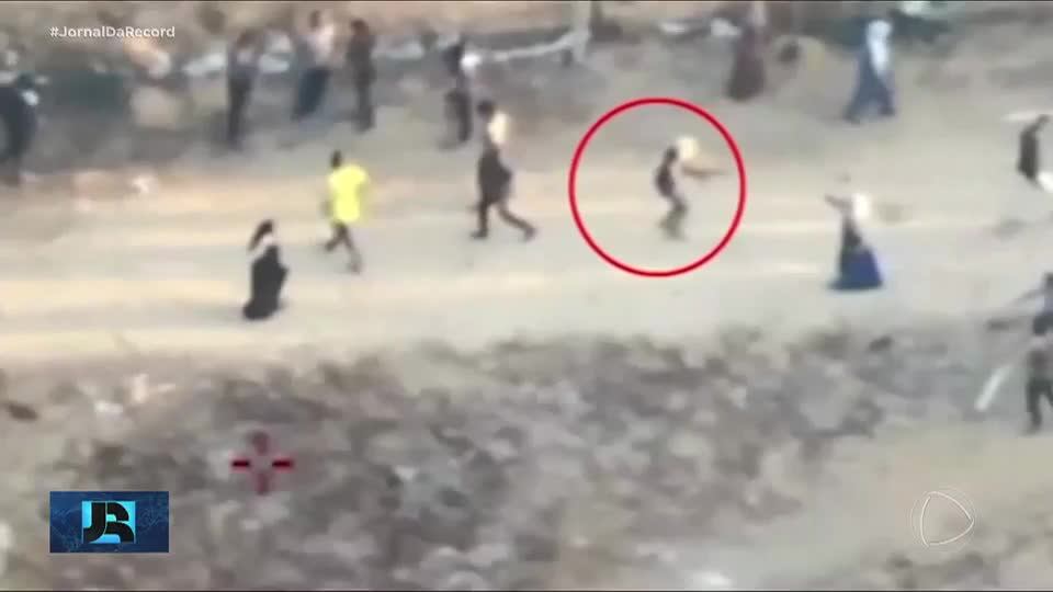 Exército de Israel divulga vídeo em que homens atiram contra quem buscava ajuda humanitária em Gaza