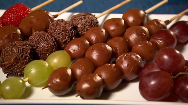 Espetinho de Frutas com Chocolate
Ingredientes:
Banana (70g sem chocolate/100g com chocolate)
Morango (80g sem chocolate/110g com chocolate)
Abacaxi (90g sem chocolate/120g com chocolate)
Uva (80g sem chocolate/100g com chocolate)
Modo de preparo:
Higienize e seque bem as frutas;
Espete as frutas e cubra as mesmas com o chocolate derretido em banho-maria;
Em seguida coloque os espetos cobertos com chocolate na bacia com água e gelo;
Separe ao lado uma bacia com gelo e água para dar o choque térmico no chocolate;
O ideal é ser produzido no dia de servir, seguindo a estimativa.
Rende 10 espetos